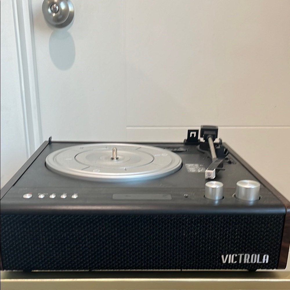 Stylish Black and Silver Turntable